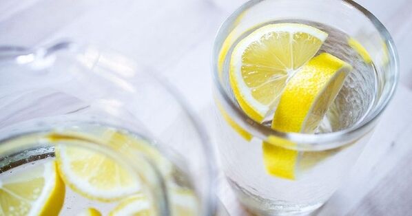 הוספת מיץ לימון למים תקל על הקפדה על דיאטת מים. 