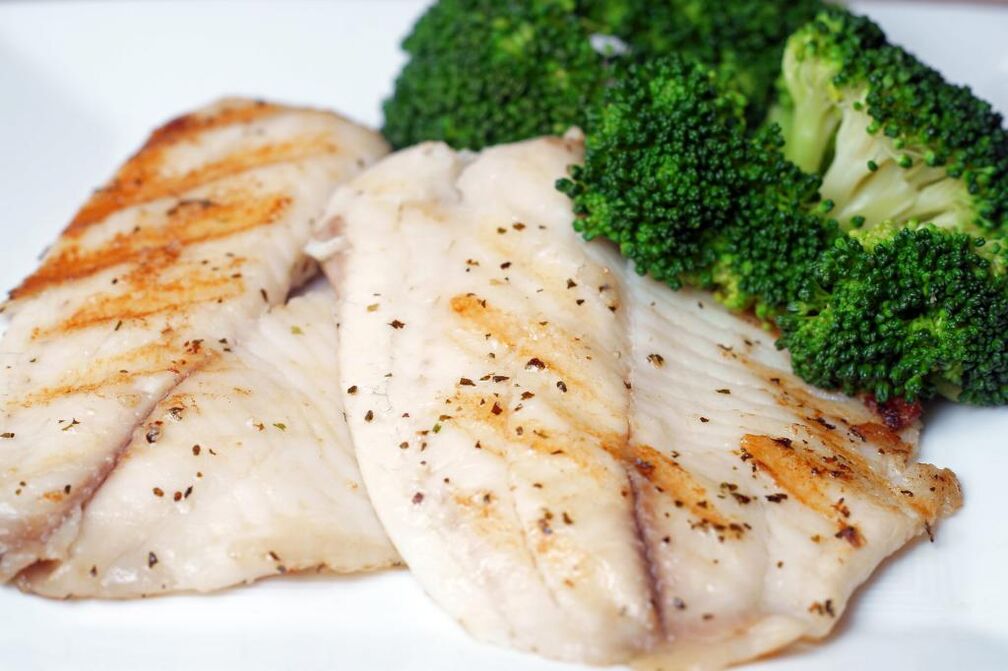 דג אפוי או מבושל הוא מנה דשנה בתפריט הדיאטה של ​​אוסמה חמדי