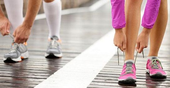 קשירת שרוכי נעליים לפני ריצה לירידה במשקל