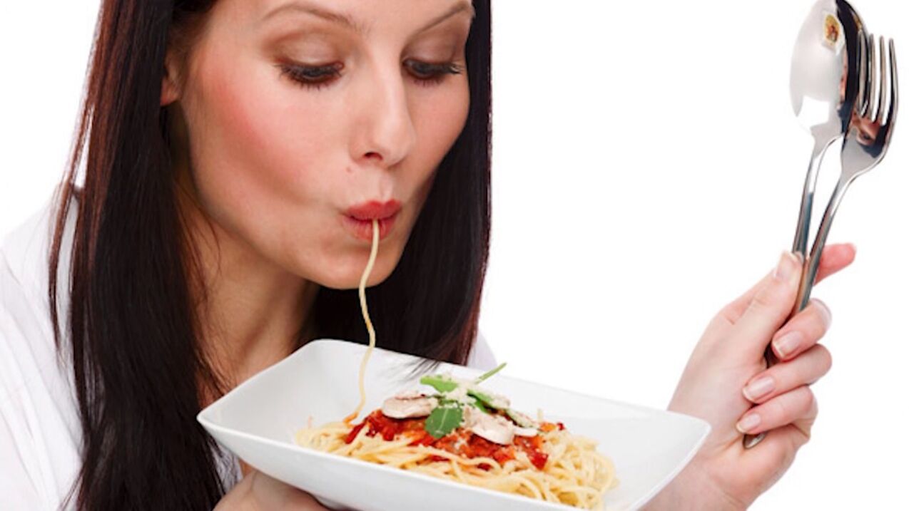 אישה אוכלת ספגטי להרזיית בטן