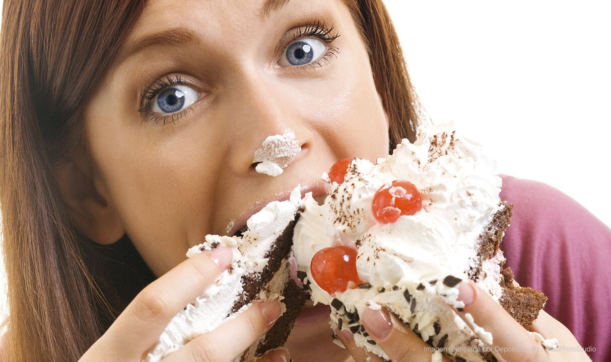 ילדה אוכלת עוגה ומשתפרת איך לרדת במשקל