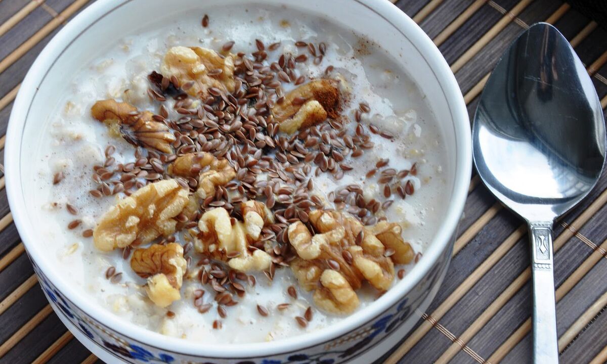 דייסת זרעי פשתן עם חלב - ארוחת בוקר בריאה בתזונה של מי שיורד במשקל
