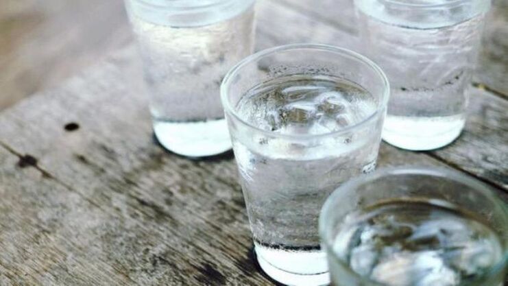 בעת שימוש במשתנים לירידה במשקל, אתה צריך לשתות הרבה מים. 